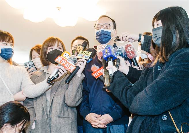 國民黨主席朱立倫（中）24日出席國民黨立法實務研討會，朱強調，他先自我要求，對於2024絕對不能有一絲一毫私心，不能考慮2024問題，現在就是全黨一致，讓國民黨變好，2022九合一選舉大贏是最重要任務。(郭吉銓攝)