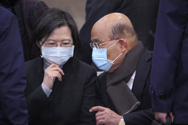 政府密切注视关于俄乌情势发展，蔡英文总统（左）也做出4项指示，包括谴责俄罗斯对乌克兰主权的侵害，呼吁各方透过和平方式，理性解决争端。（资料照／张铠乙摄）