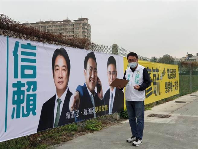 高雄巿前镇小港巿议员参选人黄彦毓刚完成副总统赖清德、立委赖瑞隆「双赖支持」的户外看板。（黄彦毓提供）