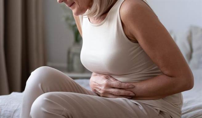 大陸一名女子腹痛多日就醫，檢查後發現體內有個「魚形寄生蟲」。（圖／shutterstock）