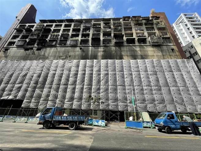 高雄盐埕区城中城大火造成严重死伤，为防止憾事，政院今通过修法草案，要求危险大楼需设管委会。（本报资料照片）