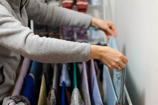 一连好几天阴雨连绵的天气，导致衣服晒不乾，民眾纷纷搬出除湿机，不过台电表示，想要提升除湿效率，可再搭配电风扇及循环扇。（图／示意图，达志影像）