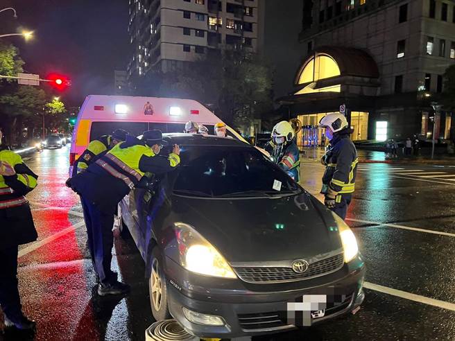 警消發現陳男昏迷不醒，緊急破窗將他救出。（翻攝照片／林郁平台北傳真）