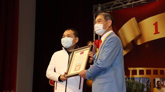 最早投入行善团的电器装修工会前理事长林惠达分享，今年过年为赶工改造一位行动不便的老先生住宅，第一次没有回家吃年夜饭，完工后看到老先生满足笑容，他感到很感动（戴上容摄）