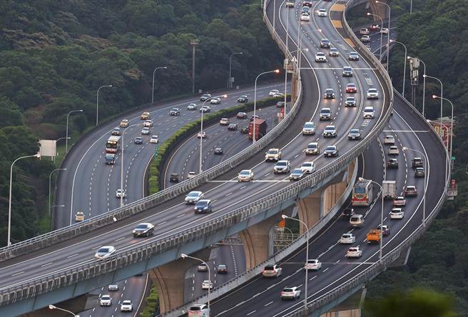 228連假恐現觀光旅遊車潮。（中時報系資料照）