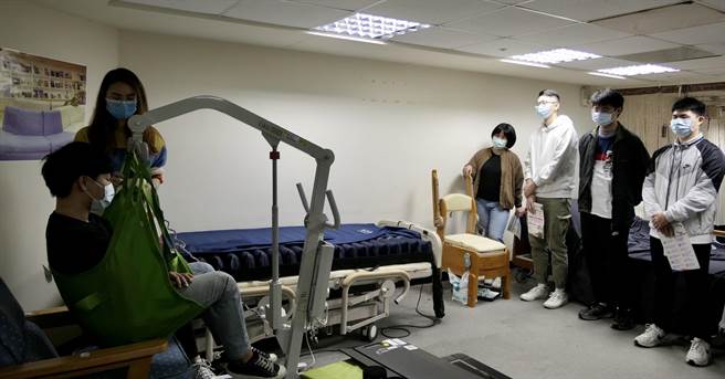 北科大、北医大跨校合作课程「辅助科技导论」，学生参访卫福部多功能辅具中心体验各类辅具。(北科大提供／李侑珊台北传真)