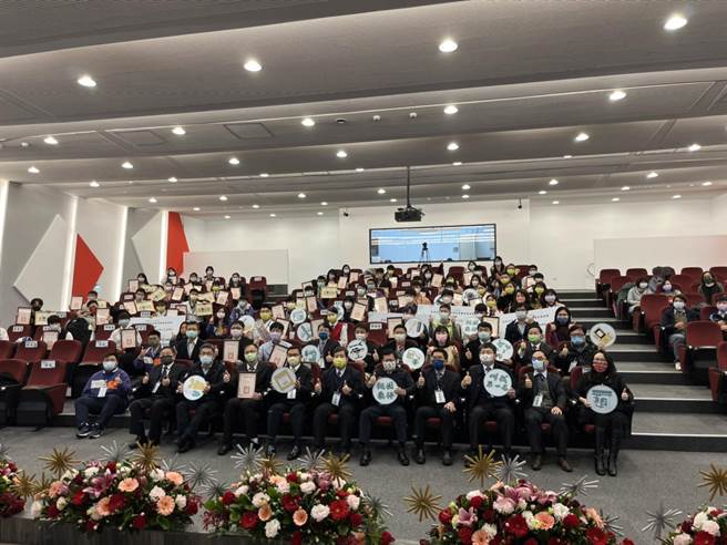 桃园市24日举行「110年度高级中等学校竞赛绩优学生颁奖典礼」，肯定学生在国际及全国赛事中取得佳绩。（陈梦茹摄）