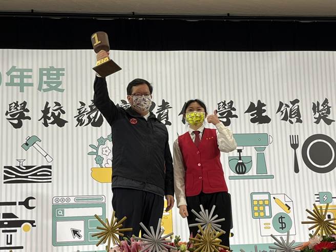 永平工商餐饮科3年级学生曾郁娟更做了1个巧克力奖杯献给市长郑文灿。（陈梦茹摄）