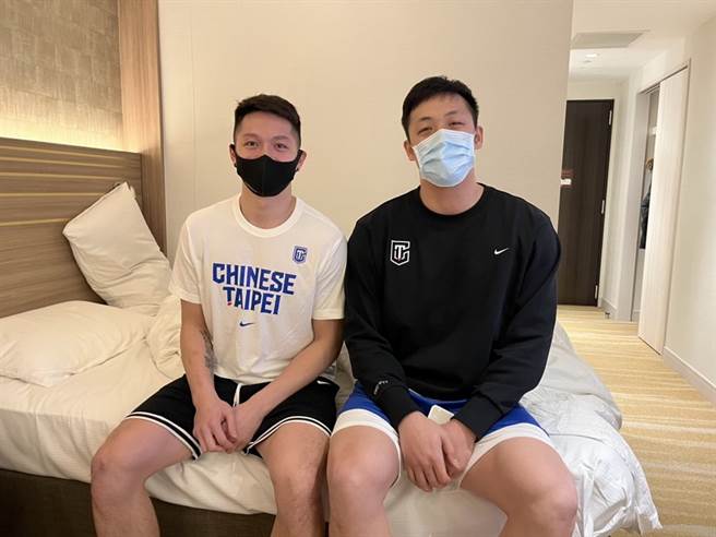 钢铁人「双翔」周仪翔(右)、王律翔首次接触。(高雄钢铁人提供)
