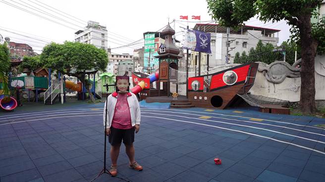 张哲榕，片羽．即光。——九单篇01,2分20秒、单频道录像,2022。（主办单位提供）