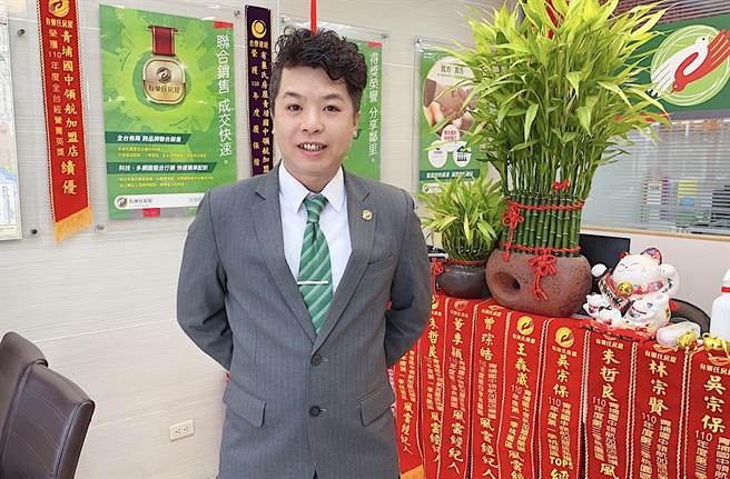 從科技業工程師變身千萬業績經紀人，有巢氏房屋青埔國中領航加盟店經紀人吳宗保事業攀向高峰，年收入挺進500萬俱樂部。(照片提供:有巢氏房屋)