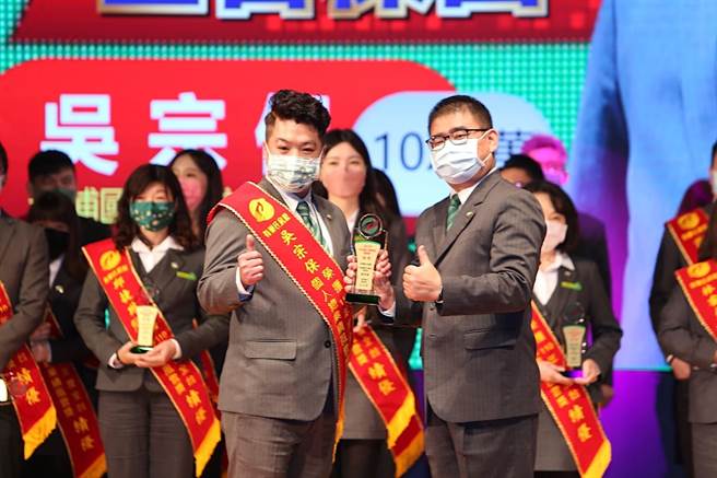 堅持「先誠實再成交」的服務精神，吳宗保用心為客戶多想一步，竭盡所能滿足需求，深獲客戶的支持與讚賞。(照片提供: 有巢氏房屋)