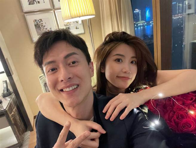 大陆恋爱综艺节目促成的CP刚官宣就冒出正牌女友。（图／微博）