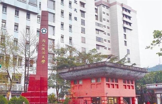 台北市警消今天获报，政治大学宿舍发生一起坠楼案，派员到场发现，一名约20岁女大学生躺卧地上，女子送医前已无呼吸心跳，经医院抢救后不治，详细案发原因仍待调查。（资料照）