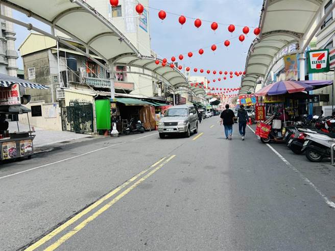 旗津大街人潮稀稀落落，图为这是2／13（周日）中午12：30。（陈昱宏提供）