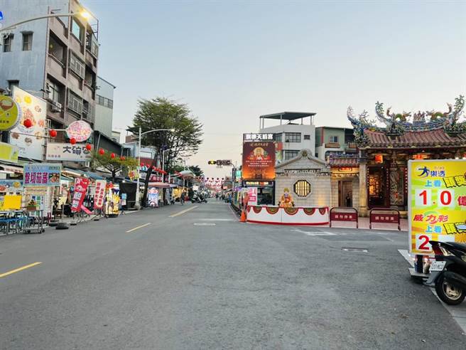 旗津大街上周平常日的下午5：30也什么游客。（陈昱宏提供）