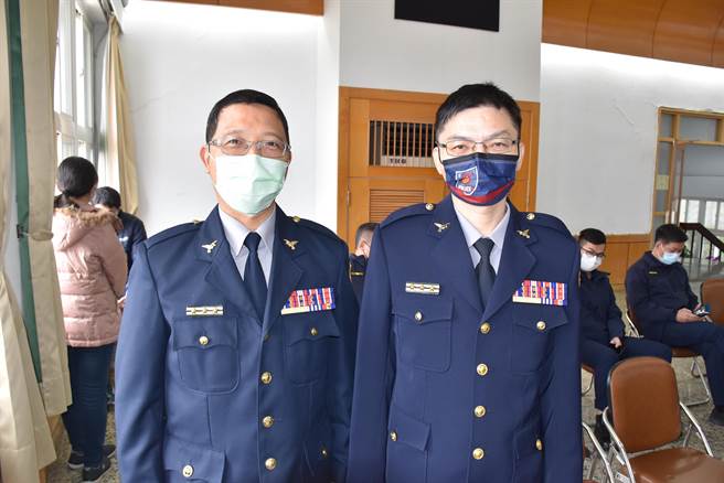 苗栗县警局新任秘书科长傅学廷（左）、法制科长潘春林（右），24日由县长徐耀昌授阶。（谢明俊摄）