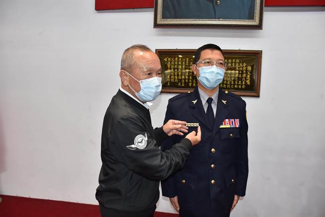 苗栗县警局新任秘书科长傅学廷，24日由县长徐耀昌授阶晋升2线4星。（谢明俊摄）