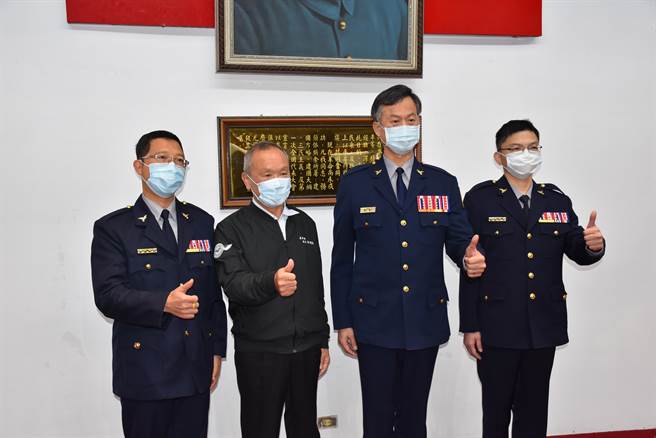 苗栗县警局新任秘书科长傅学廷（左）、法制科长潘春林（右），24日由县长徐耀昌授阶。（谢明俊摄）