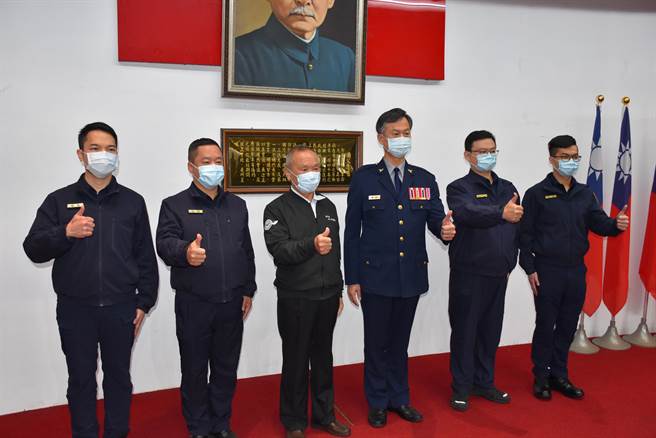苗栗县长徐耀昌替新晋升警官授阶。（谢明俊摄）