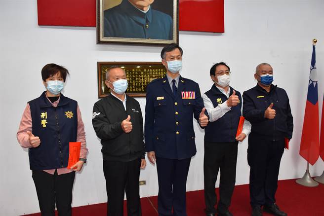 苗栗县长徐耀昌颁奖表扬查获枪毒案件表现优良人员。（谢明俊摄）