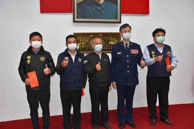 苗栗县长徐耀昌颁奖表扬刑案绩优小队长刘喜洋（左起）、邱正荣、罗国清等。（谢明俊摄）