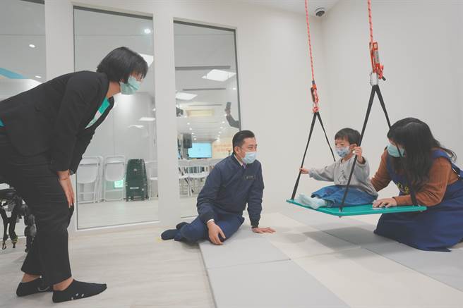 桃竹苗首座公设专办的儿童发展早期疗育中心24日揭牌启用，市长林智坚与抢先体验的孩子互动。（陈育贤摄）