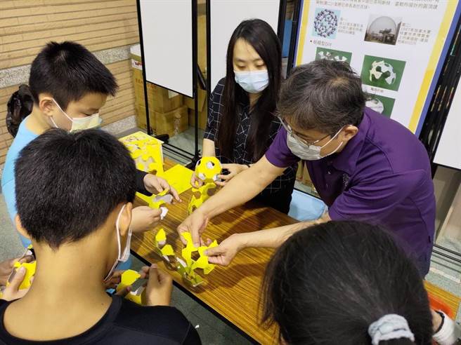 嘉义市政府与国立臺湾科学工艺博物馆合办「看不见的尺度─奈米特展」。（嘉义市政府提供）