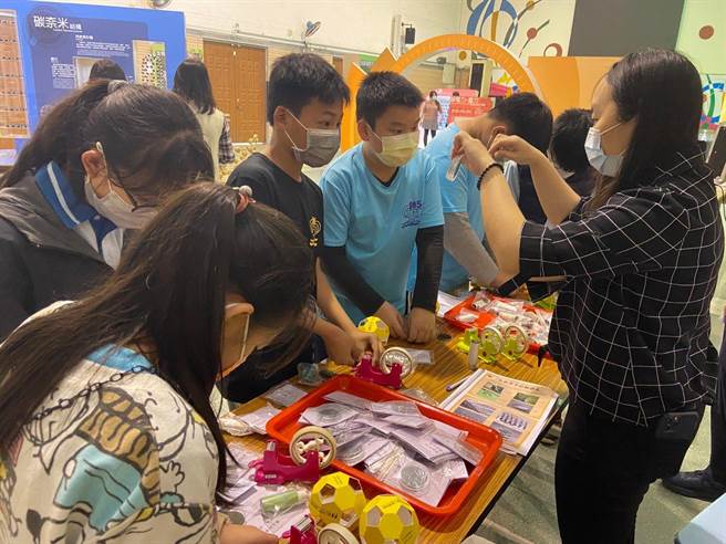 嘉义市政府与国立臺湾科学工艺博物馆合办「奈米特展」，互动式导览。（嘉义市政府提供）