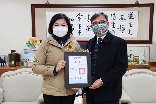 雲林縣長張麗善（左）頒發《雲林縣志》總編纂聘書給前中央大學歷史學研究所教授吳學明，委任他完成這百年大業。（雲林縣文化觀光處提供）