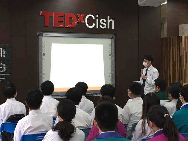 竹南君毅中学24日举办中港溪4校自主学习交流会，君毅中学高2学生林晋纬主持。（君毅中学提供／谢明俊苗栗传真）