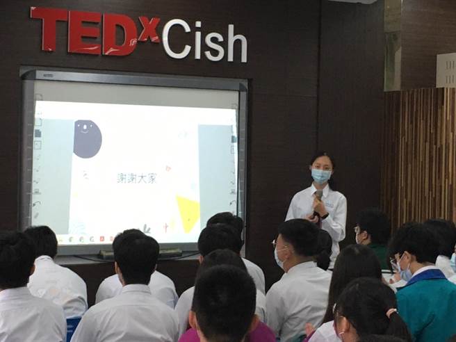 竹南君毅中学24日举办中港溪4校自主学习交流会，君毅中学高2学生陈紫庭主持。（君毅中学提供／谢明俊苗栗传真）