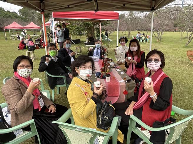 除了邀请大师开讲外，还能在樱花树下品尝团圆餐、下午茶及民歌舞蹈表演，让每年返校的校友满载而归，流连忘返。(暨大提供／吴建辉南投传真)
