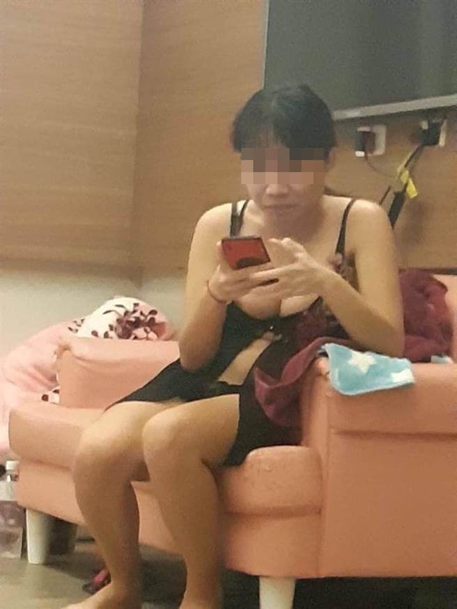 男子上网买春，仲介介绍女子「依依」，还说依依今年18岁、D罩杯「可口X、可顏X」，没想到本人一到现场，「依依」与照片相差太大，让男子当场傻眼。（翻摄自脸书「爆废公社公开版」）