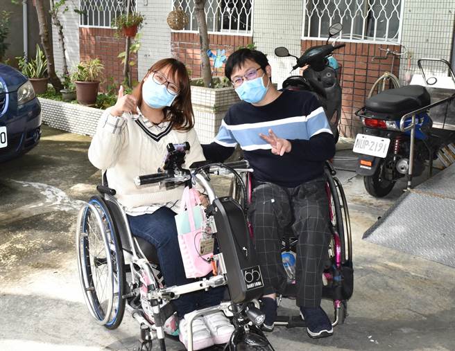 冈山「髓喜家园」专业训练员洪铭辰（右）与女友黄小姐大方合影。（林瑞益摄）
