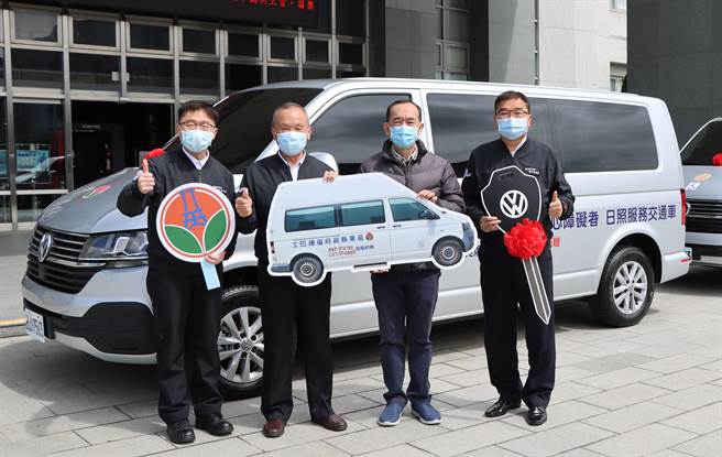 洋国实业公司董事长汤堂荣24日捐赠1辆「身心障碍者日间照顾服务交通车」给县府社会处，解决身心障碍者往返据点的交通问题，同时也捐赠1辆「復康巴士」给头屋乡公所，县长徐耀昌代表受赠并致谢。（李京升摄）