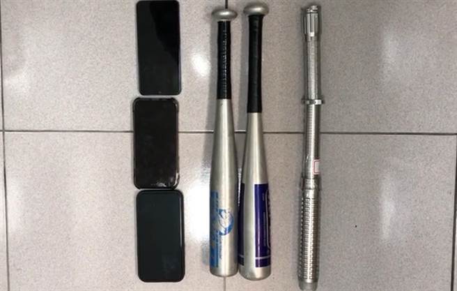警方另查扣手機3枝、電擊棒1枝及球棒2枝等贓證物。（警方提供）