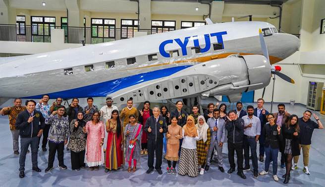 朝陽科大在校長鄭道明（前排中）帶領下，辦學績效亮眼，並斥資5億元設立航空學院，備受各界矚目。（朝陽科大提供／林欣儀台中傳真）