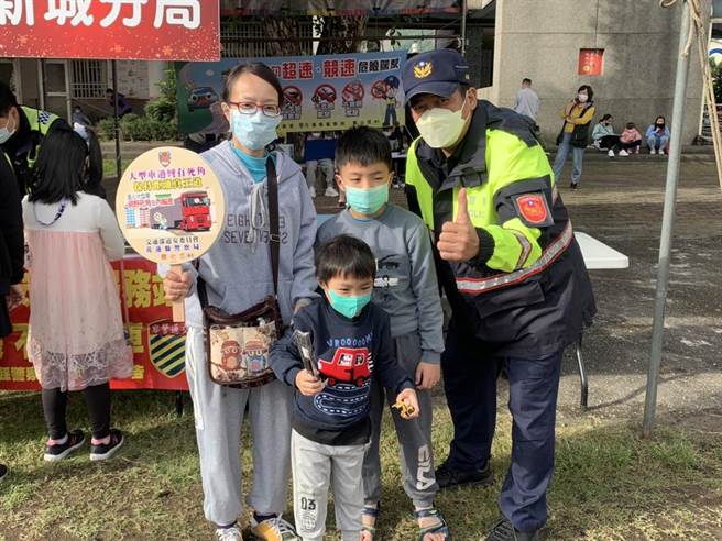 花蓮新城警分局北埔派出所副所長蔡大衛（右）昨在宿舍床上倒臥不治，經相驗判定死因爲心因性休克。（警方提供／羅亦晽花蓮傳真）