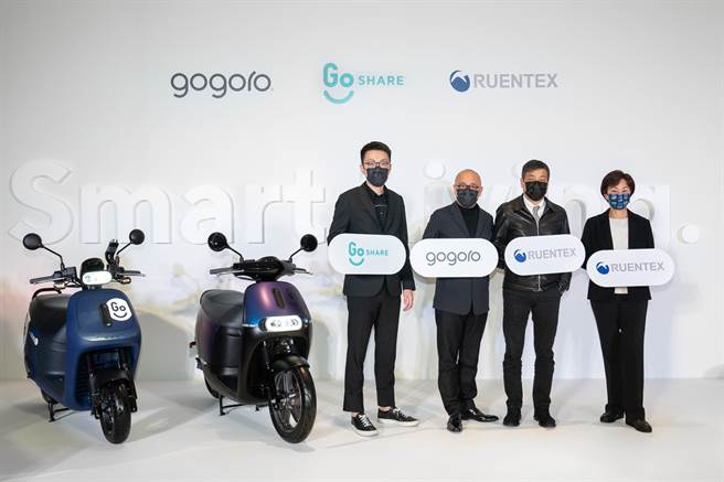 左起为 GoShare新事业总监 姜家炜、Gogoro 创办人陆学森、润泰创新董事长简沧圳、润泰创新副总经理陈丽玉。（GoShare提供）