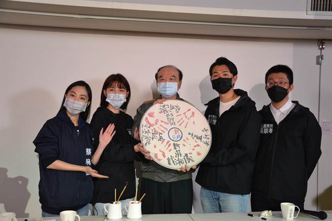 被外界視為「侯家軍」的新北市政府前副發言人戴湘儀、呂家愷、蔡畹鎣與前市長室祕書吳訓孝今首度合體，一同壓手印宣示，開啟聯合作戰模式，力拚全數進軍議會。（蔡雯如攝）