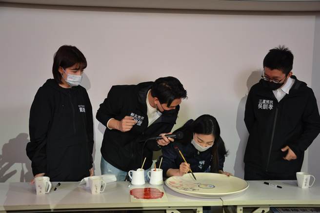 被外界視為「侯家軍」的新北市政府前副發言人戴湘儀、呂家愷、蔡畹鎣與前市長室祕書吳訓孝今首度合體，一同壓手印宣示，開啟聯合作戰模式，力拚全數進軍議會。（蔡雯如攝）