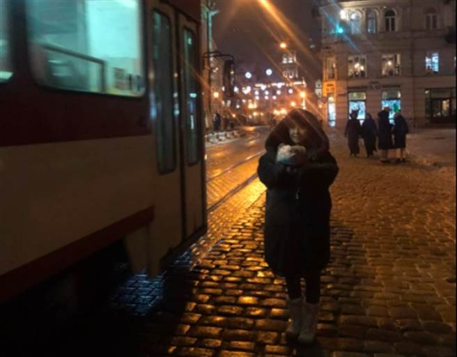 住在乌克兰的台湾正妹才刚刚报平安，2国今突然开战，引发网友关心。（图／翻摄自游舒涵Emily 台湾＆乌克兰 Sem山姆宝宝）