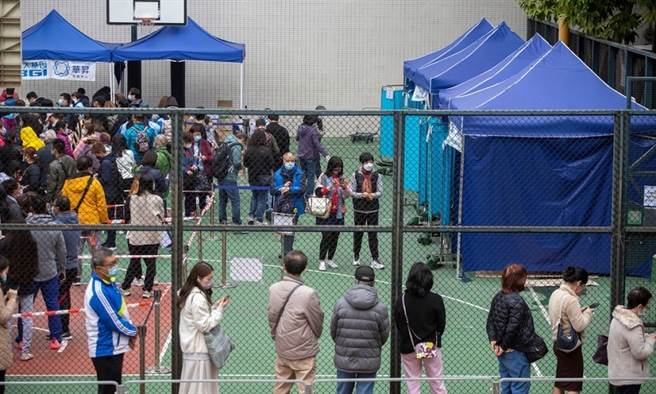 近日香港新冠肺炎疫情失控，造成醫療崩潰、病人露宿街頭，專家歸納有4個原因。(示意圖/Shutterstock)