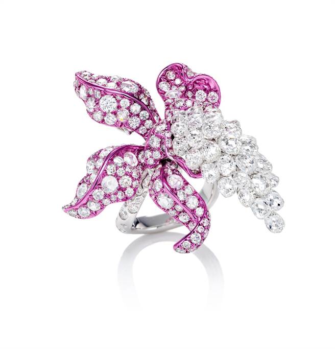 ANNA HU 印象春蘭系列Enchanted Orchid鑽石戒指，奈米鍍色科技結合18K白金，可拆卸當鍊墜。（ANNA HU提供）
