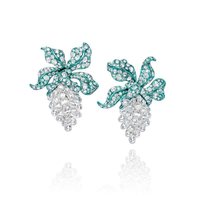 ANNA HU 印象春蘭系列Enchanted Orchid鑽石耳環，奈米鍍色科技結合18K白金。（ANNA HU提供）