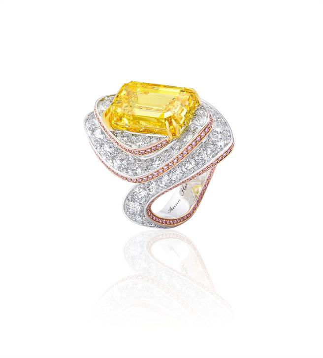 ANNA HU新藝術系列 Modern Art Deco黃鑽戒指，10.11克拉祖母綠切工豔彩黃鑽。（ANNA HU提供）