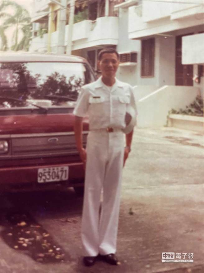 作者着水兵服摄于自家巷弄（图文：刘良升）