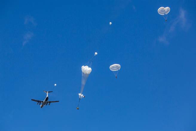 网路上出现俄罗斯伞兵空降乌克兰城市的画面，真实性引发质疑。图为俄罗斯伞兵空降的资料照。（达志影像/Shutterstock）