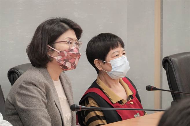 台东爱心菜贩陈树菊阿嬷（右）24日表示遭冒名设立脸书粉丝专页，在台东县长饶庆铃（左）陪同之下向民眾公开澄清「不懂3C产品，也未委托任何人设立脸书帐号」。（蔡旻妤摄）